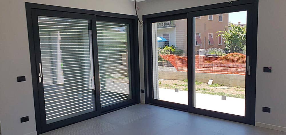 Installazione serramenti in alluminio per nuova abitazione in provincia di Brescia
